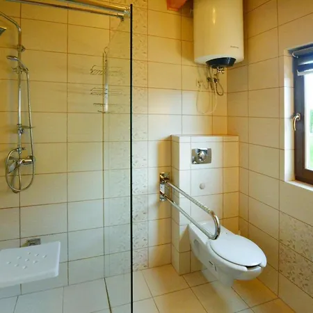 Comfortable Wooden Holiday Homes Near The Beach 格里兹鲍